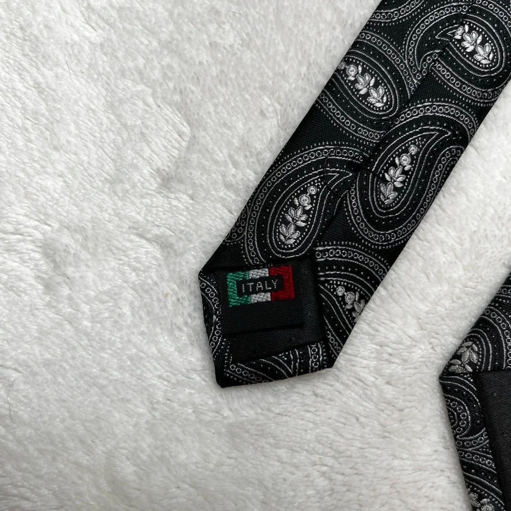 Mens Black Gray Paisley Tie Brand Q - Picture 5 of 6